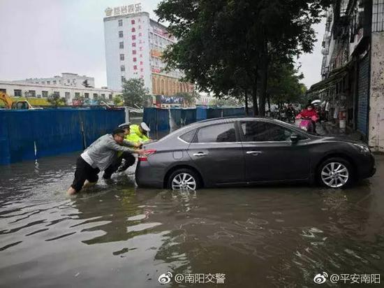 南陽突遭暴雨!多3d全息廣告機地被淹瞬間成“海”!
