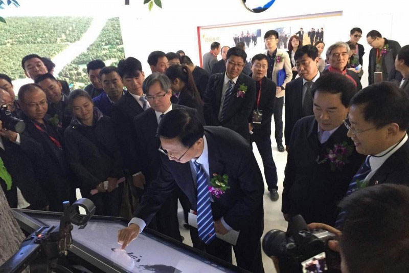 1514357975333531.jpg 助力中國鑄造協會《韓城市高端鑄造產業園展示全息廣告機